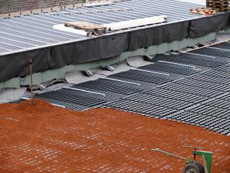 The railing base plates GB for fixing without roof penetration are filled with Zincolit® Plus, as are the Floradrain® FD 60 elements. The railing base plates GB are filled with Zincolit® Plus